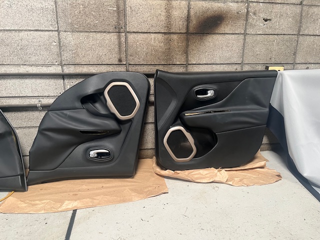 ジープレネゲードドア内張り張替え
