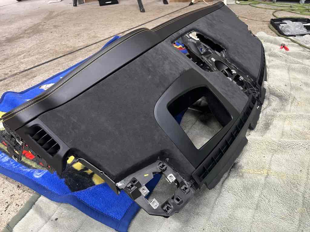 ポルシェカイエンダッシュボード張替え