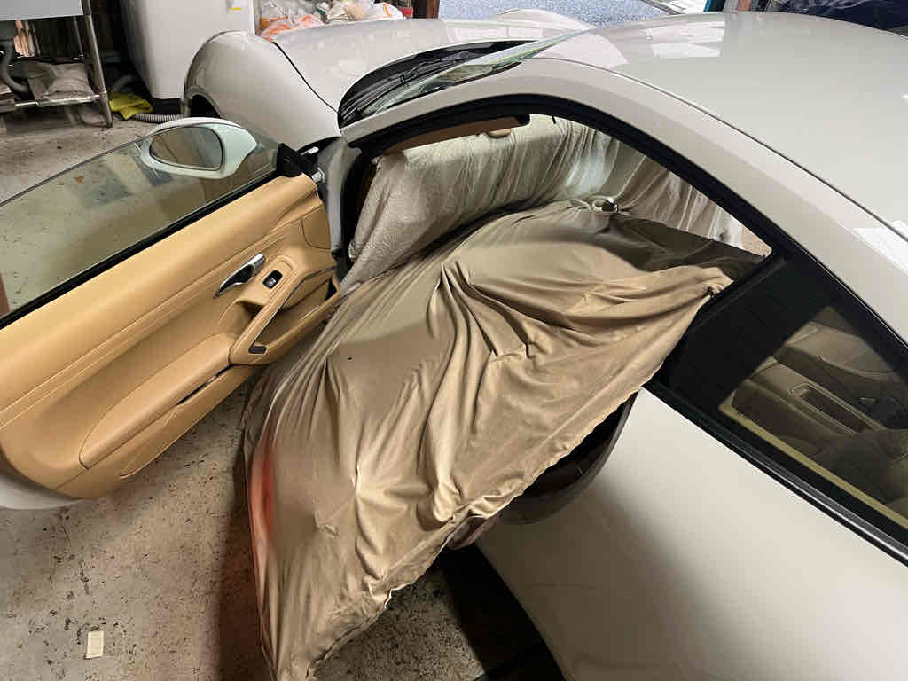 ポルシェ911カレラ天井剥がれ・垂れ・浮き修理（張直し）
